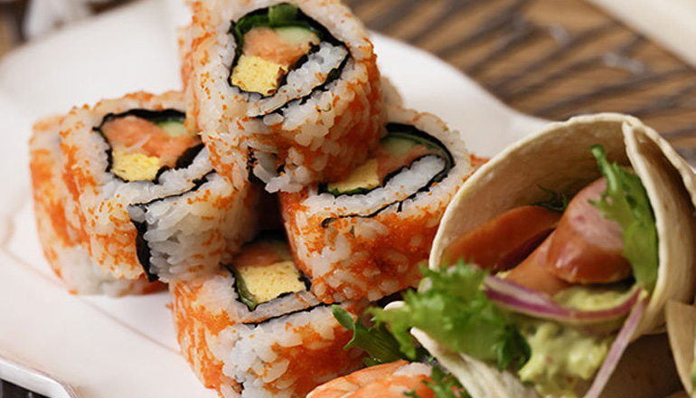 左から）カリフォルニアロール・タコス