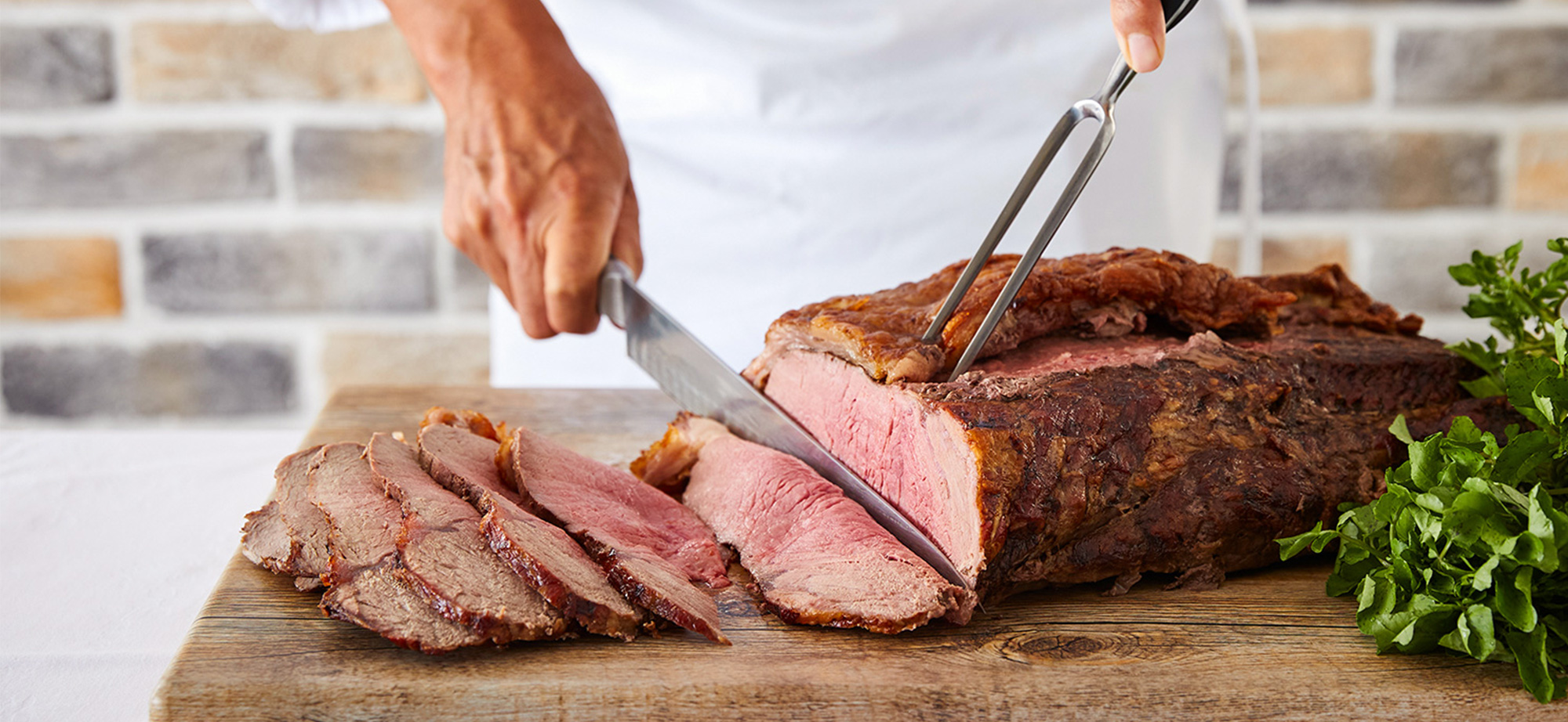 目の前で鉄板で焼き上げるジューシーなローストビーフ