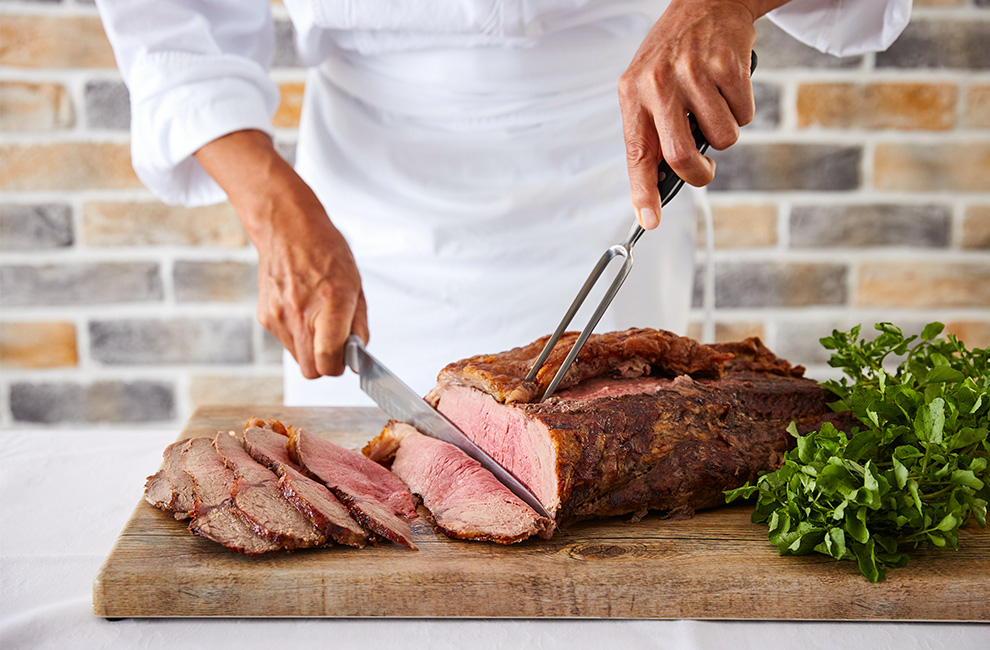 目の前で鉄板で焼き上げるジューシーなローストビーフ