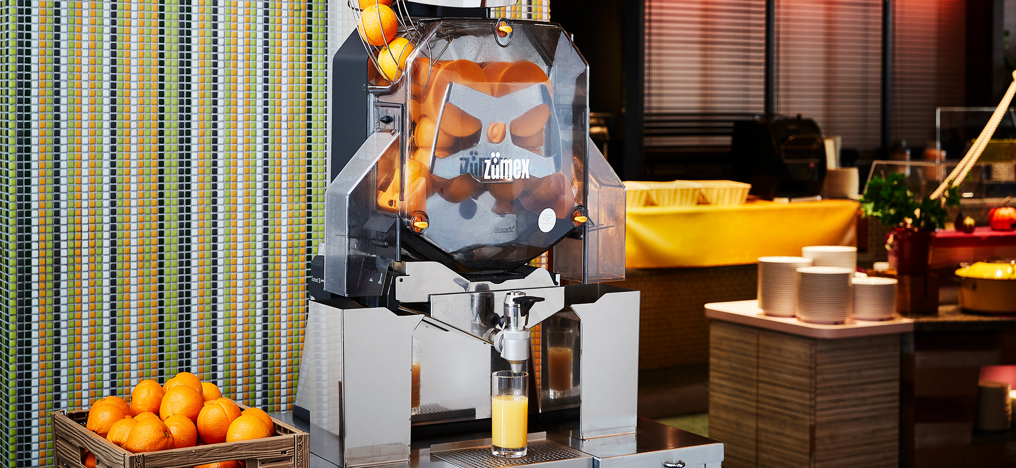 生のオレンジまるごとをその場で搾る、生搾りオレンジジュース