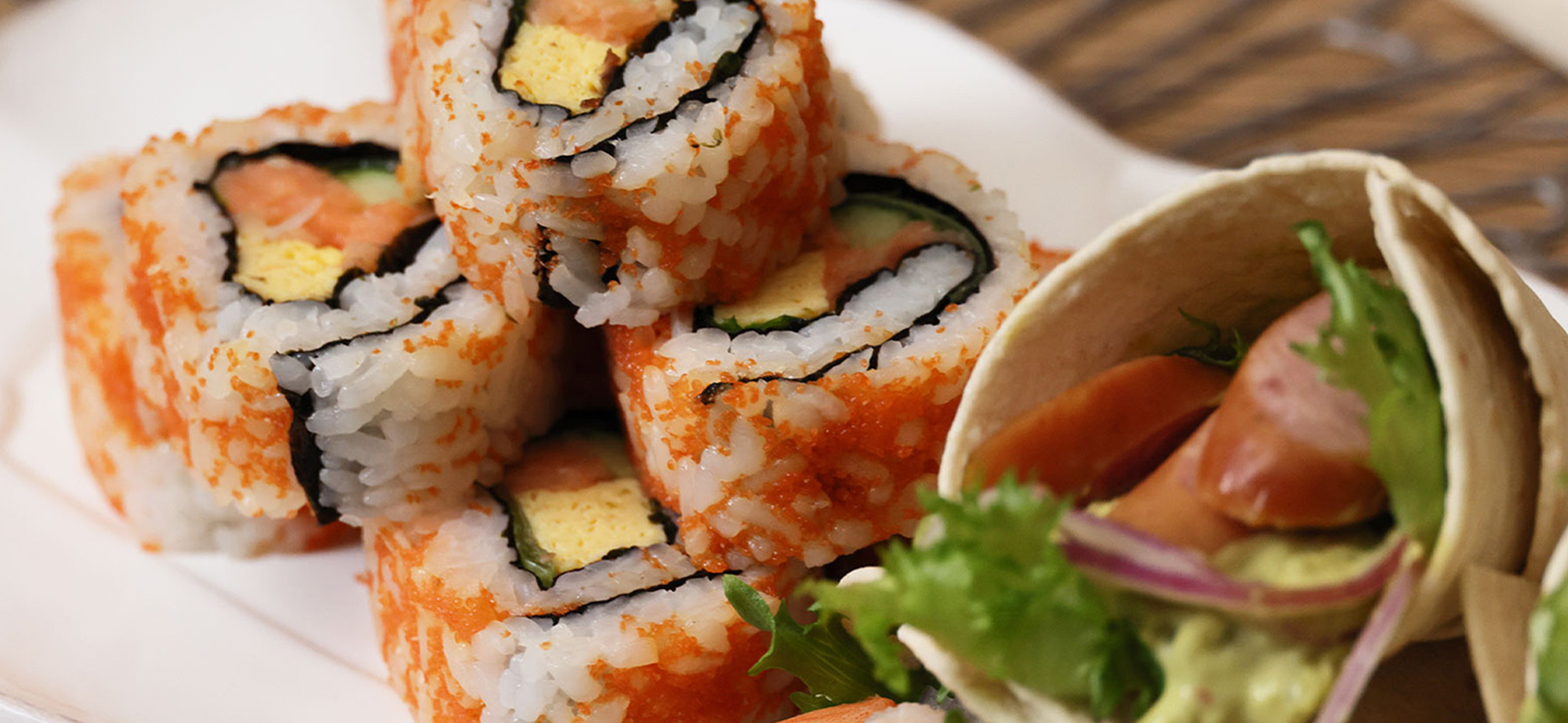 左から）カリフォルニアロール・タコス