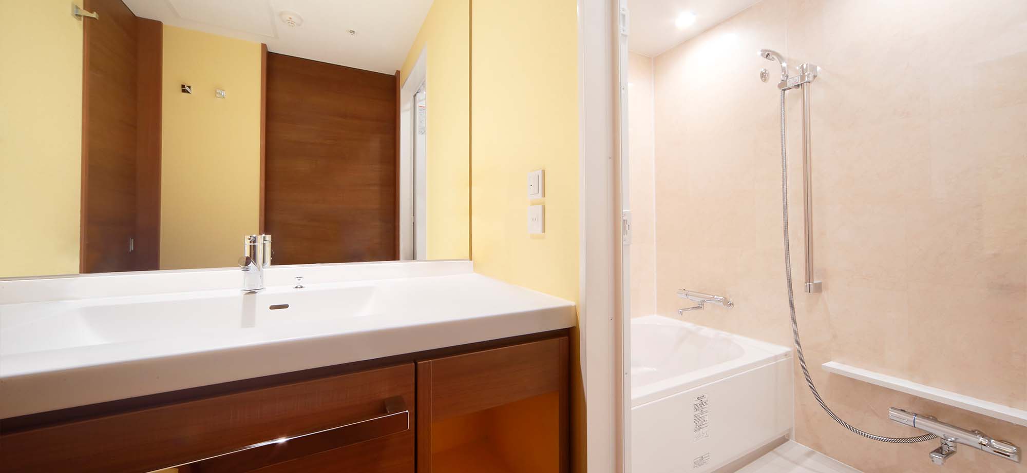 バスルームはトイレとセパレートになっており、広々とした洗い場付き