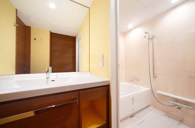 バスルームはトイレとセパレートになっており、広々とした洗い場付き